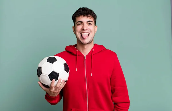 Yetişkin Bir Adam Tiksinmiş Sinirlenmiş Hisseder Dilini Dışarı Çıkarır Futbol — Stok fotoğraf