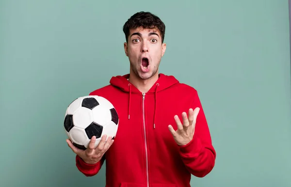 Hombre Adulto Sintiéndose Extremadamente Sorprendido Sorprendido Concepto Fútbol Deporte — Foto de Stock