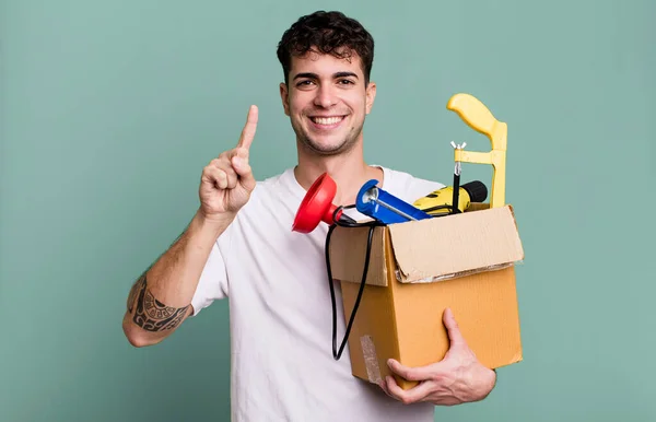 Homem Adulto Sorrindo Olhando Amigável Mostrando Número Com Uma Caixa — Fotografia de Stock