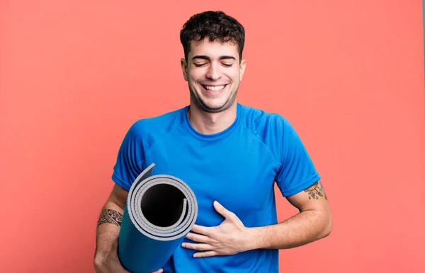 Vuxen Man Skrattade Högt Ett Lustigt Skämt Fitness Och Yoga — Stockfoto