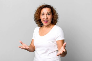 Orta yaşlı İspanyol kadın kendini mutlu, şaşkın, şanslı ve şaşırmış hissediyor. Sanki her şeyi ciddiye alıyormuş gibi. İnanılmaz!