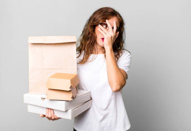 İspanyol güzel kadın bıkkın, yorgun ve uykulu hissediyor. Fast food paketleri kavramını kaldır