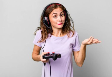 İspanyol güzel kadın şaşkın, şaşkın ve şüpheci hissediyor. oyun konsepti