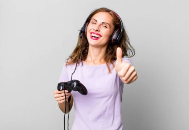 İspanyol güzel kadın gururlu, başparmağıyla olumlu gülümsüyor. oyun konsepti