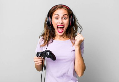 İspanyol güzel kadın şokta, gülüyor ve başarıyı kutluyor. oyun konsepti