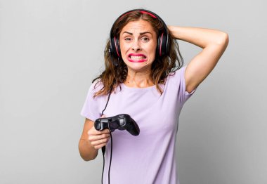 İspanyol güzel kadın kendini stresli, endişeli ya da korkmuş hissediyor, elleri başının üstünde. oyun konsepti