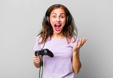 İspanyol güzel kadın kendini mutlu hissediyor ve inanılmaz bir şeye hayret ediyor. oyun konsepti