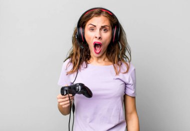 İspanyol güzel kadın çok şaşırmış ya da şaşkın görünüyor. oyun konsepti