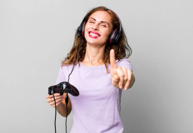 Hispanik güzel kadın gururla gülümsüyor ve kendinden emin bir numara oluyor. oyun konsepti