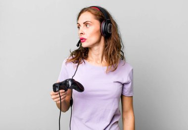 Profil görünümlü İspanyol güzel kadın hayal mi kuruyor, hayal mi kuruyor, hayal mi kuruyor? oyun konsepti