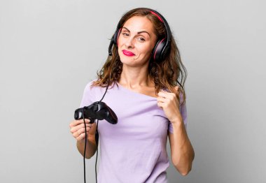 İspanyol güzeli kadın kibirli, başarılı, pozitif ve gururlu görünüyor. oyun konsepti