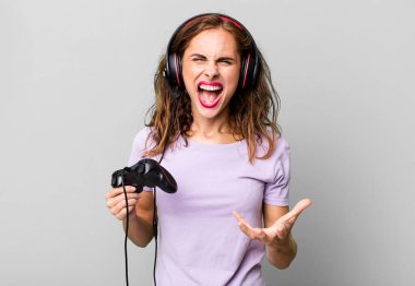 İspanyol güzel kadın sinirli, sinirli ve hayal kırıklığına uğramış görünüyor. oyun konsepti