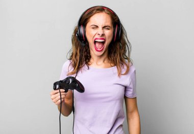 İspanyol güzel kadın agresif bir şekilde bağırıyor, çok kızgın görünüyor. oyun konsepti