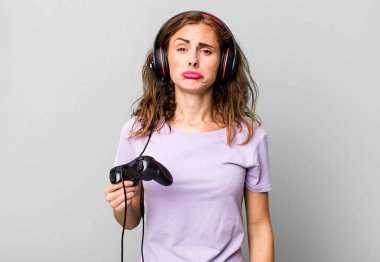 İspanyol güzel bir kadın üzgün ve mızmızlanıyor. Mutsuz bir bakışı var ve ağlıyor. oyun konsepti