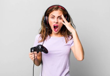 İspanyol güzel kadın şaşırmış görünüyor, yeni bir düşünce, fikir ya da konsept fark ediyor. oyun konsepti