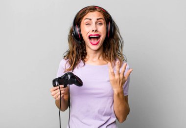 İspanyol güzel kadın umutsuz, hayal kırıklığına uğramış ve stresli görünüyor. oyun konsepti