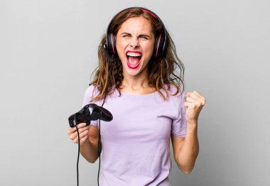 İspanyol güzel kadın sinirli bir ifadeyle agresif bir şekilde bağırıyor. oyun konsepti