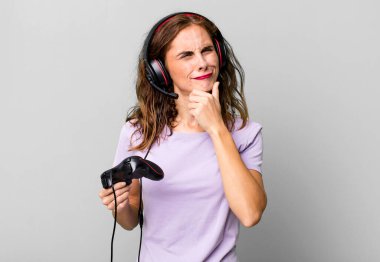 Hispanik güzel kadın düşünüyor, kuşkulu ve şaşkın hissediyor. oyun konsepti