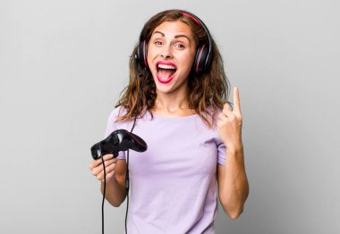 İspanyol güzel kadın bir fikri fark ettikten sonra mutlu ve heyecanlı bir dahi gibi hissediyor. oyun konsepti