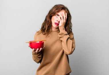 İspanyol güzel kadın bıkkın, yorgun ve uykulu hissediyor.