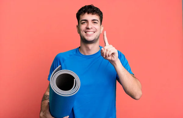 Dospělý Muž Hrdě Sebevědomě Usmívá Fitness Jóga Koncept — Stock fotografie