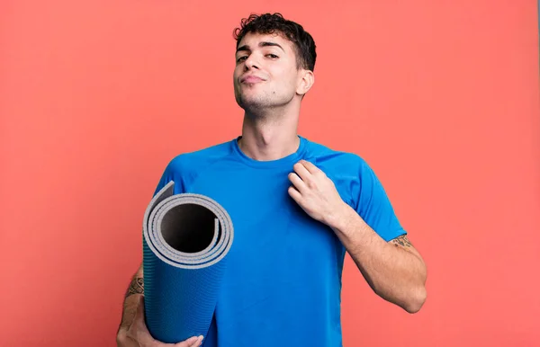 Dospělý Muž Který Vypadá Arogantně Úspěšně Pozitivně Hrdě Fitness Jóga — Stock fotografie