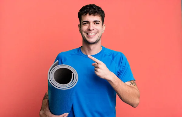 Hombre Adulto Mirando Emocionado Sorprendido Señalando Lado Concepto Fitness Yoga — Foto de Stock