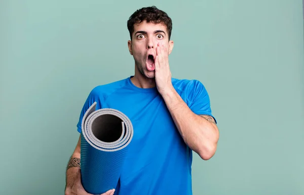 Homme Adulte Sentant Choqué Effrayé Concept Fitness Yoga — Photo