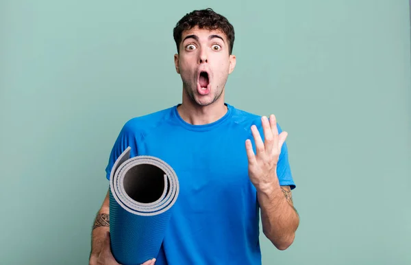 Adult Man Amazed Shocked Astonished Unbelievable Surprise Fitness Yoga Concept — Stock Photo, Image