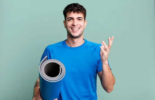 Vuxen Man Känner Sig Lycklig Förvånad Över Att Inse Lösning — Stockfoto