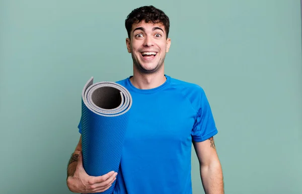 Vuxen Man Ser Glad Och Positivt Överraskad Fitness Och Yoga — Stockfoto