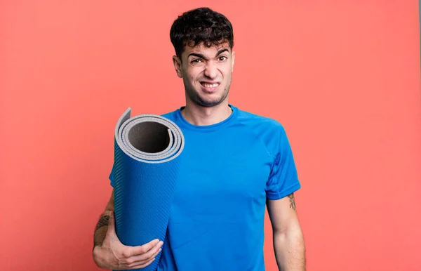 Vuxen Man Känner Sig Förbryllad Och Förvirrad Fitness Och Yoga — Stockfoto
