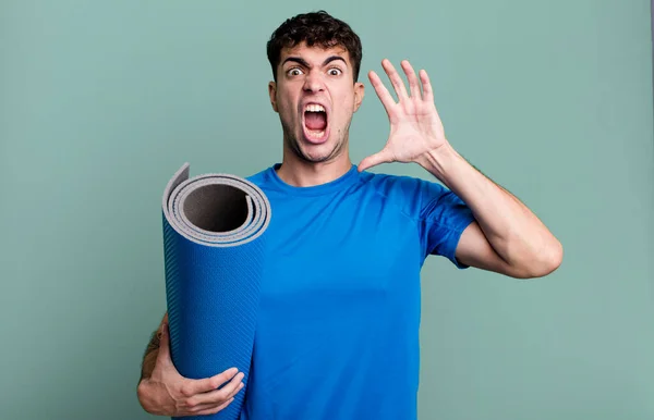 Dospělý Muž Křičící Rukama Nad Hlavou Fitness Jóga Koncept — Stock fotografie