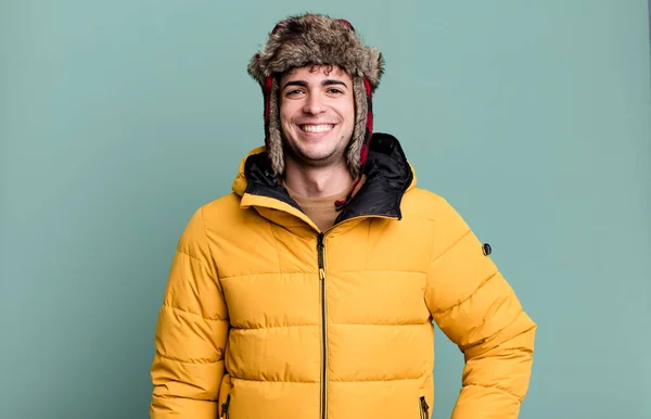 Ενήλικος Άντρας Χαμογελάει Ευτυχισμένος Και Ονειροπολεί Αμφιβάλλει Φορώντας Άνορακ Χειμώνα — Φωτογραφία Αρχείου