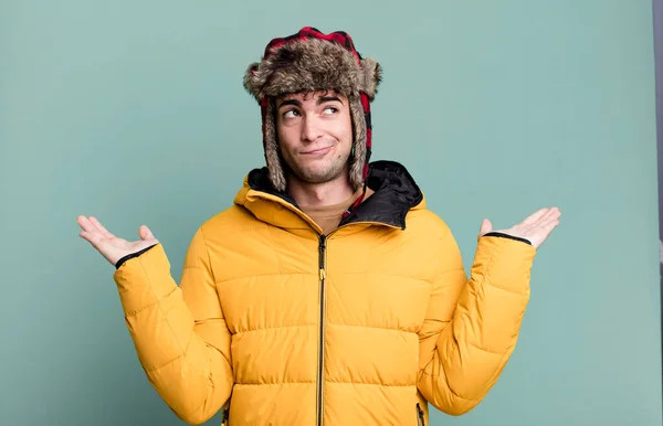 成年男子感到困惑和困惑 并怀疑是否穿着风衣 冬季和寒冷的概念 — 图库照片