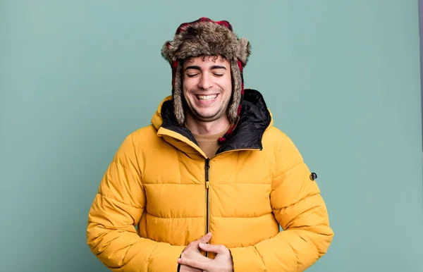 Ένας Ενήλικας Γελάει Φωναχτά Ένα Αστείο Που Φοράει Άνορακ Χειμώνα — Φωτογραφία Αρχείου