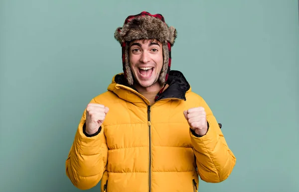 Homem Adulto Sentindo Chocado Rindo Celebrando Sucesso Vestindo Anorak Inverno — Fotografia de Stock