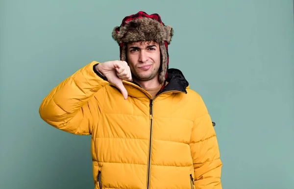 大人の男はクロスを感じ 親指をアノラックを着て示す 冬と寒さの概念 — ストック写真