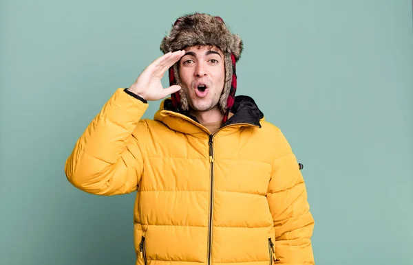 Felnőtt Férfi Néz Boldog Meglepett Meglepett Visel Anorak Téli Hideg — Stock Fotó