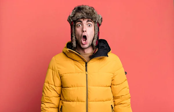 Erwachsener Mann Der Anorak Sehr Schockiert Oder Überrascht Aussieht Winter — Stockfoto