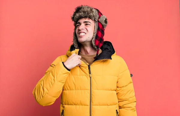 Dospělý Muž Cítí Stres Úzkost Unavený Frustrovaný Nošení Bundy Zimní — Stock fotografie