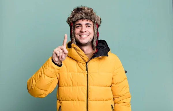 Homem Adulto Sorrindo Olhando Amigável Mostrando Número Vestindo Anorak Inverno — Fotografia de Stock