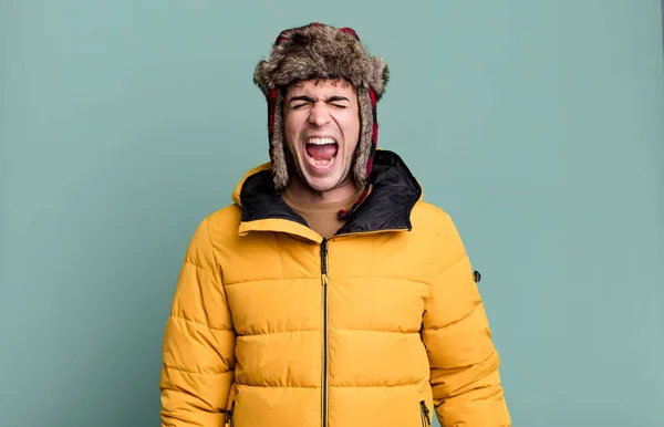 Dospělý Muž Křičí Agresivně Vypadá Velmi Rozzlobeně Oblečený Bundě Zimní — Stock fotografie