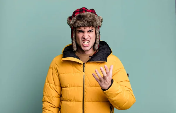 Homem Adulto Olhando Irritado Irritado Frustrado Vestindo Anorak Inverno Conceito — Fotografia de Stock