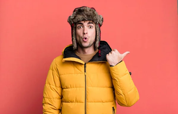 Hombre Adulto Mirando Asombrado Incredulidad Usando Anorak Concepto Invierno Frío — Foto de Stock
