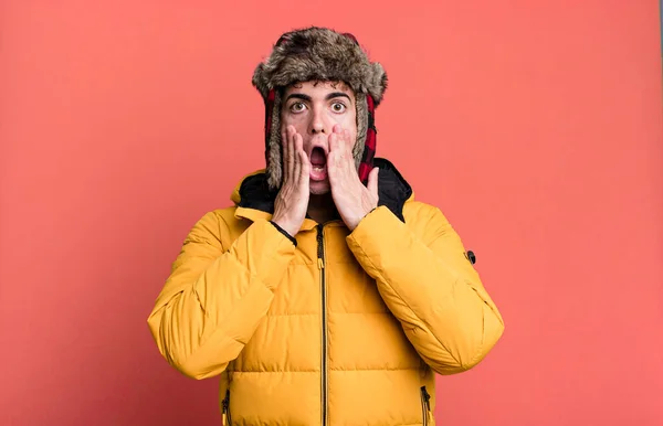 Dorosły Mężczyzna Czuje Się Zszokowany Przerażony Nosząc Anorak Zimowa Zimna — Zdjęcie stockowe