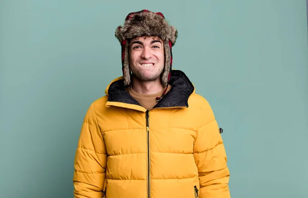 Dorosły Mężczyzna Wygląda Zdziwionego Zdezorientowanego Nosząc Anorak Zimowa Zimna Koncepcja — Zdjęcie stockowe