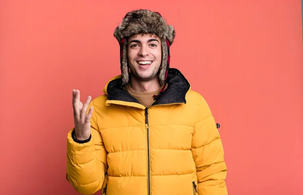 成年男子感到快乐 惊讶地发现了一个解决方案或想法穿着风衣 冬季和寒冷的概念 — 图库照片