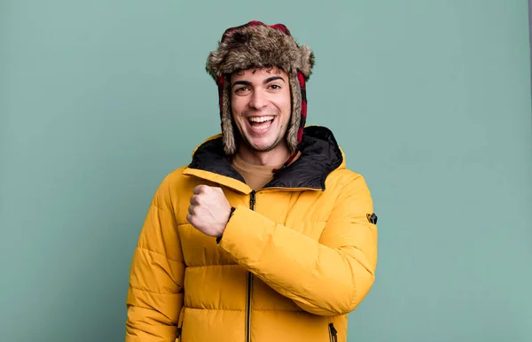 Homem Adulto Sentindo Feliz Enfrentando Desafio Celebrando Vestindo Anorak Inverno — Fotografia de Stock