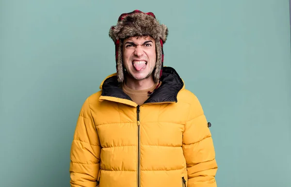 Dorosły Mężczyzna Czuje Obrzydzenie Podrażnienie Język Nosi Anorak Zimowa Zimna — Zdjęcie stockowe